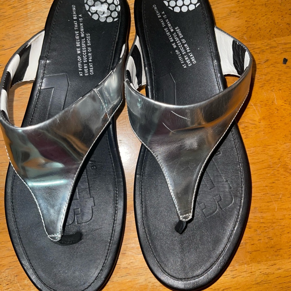 Fitflop Silver and Black Sandals Classic Thong Design